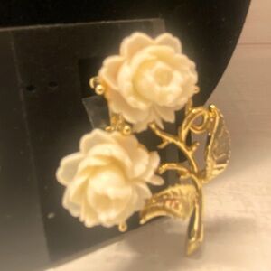 Women’s gold tone and ivory resin rose brooch